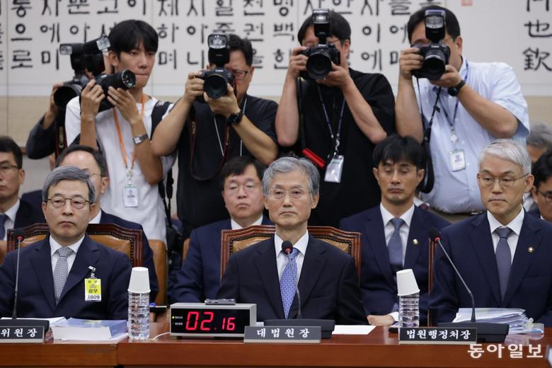 13일 조 대법원장이 자리에 앉아 의원들의 질의를 듣고 있다. 박형기 기자 oneshot@donga.com