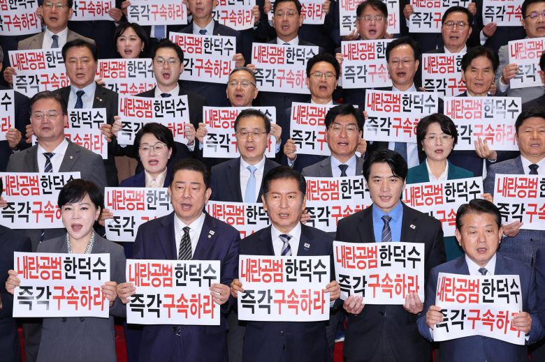 정청래 대표와 김병기 원내대표를 비롯한 더불어민주당 의원들이 14일 서울 여의도 국회 본관 로텐더홀에서 가진 국무위원 내란공모 규탄 기자회견에서 한덕수 전 국무총리를 구속하라는 구호를 외치고 있다. 2025.10.14 뉴스1