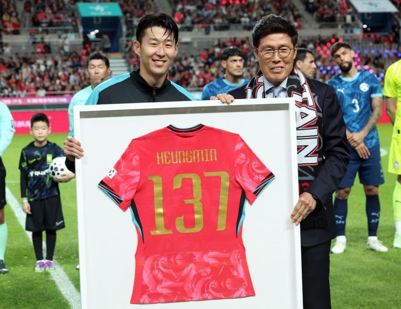 손흥민(왼쪽)이 차범근 전 한국 축구대표팀 감독과 함께 자신의 A매치 137경기 출전을 기념하는 유니폼이 담긴 액자를 들고 기념 촬영을 하고 있다. 뉴스1