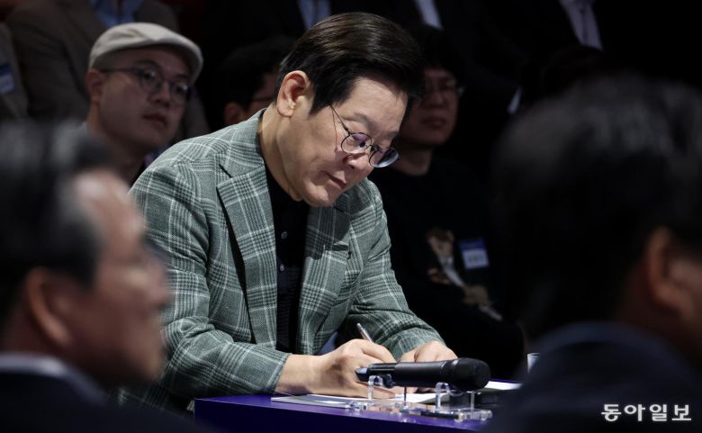 이재명 대통령이 14일 서울 동대문구 KOCCA 콘텐츠문화광장에서 열린 ‘디지털토크라이브: 국민의 목소리, 정책이 되다’에서 필기를 하고 있다. 2025.10.14 송은석 기자 silverstone@donga.com