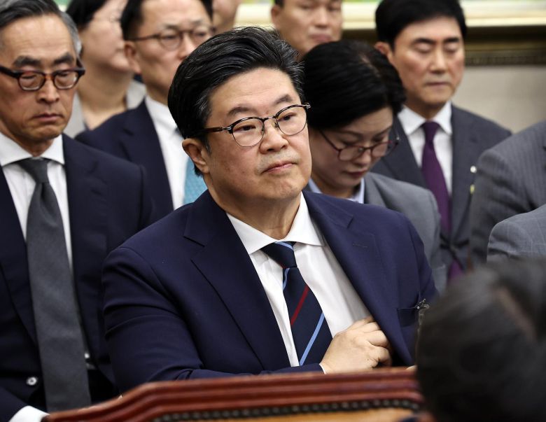 김병주 MBK파트너스 회장이 14일 오후 서울 여의도 국회에서 열린 정무위원회 국정감사에 증인으로 출석해 자리하고 있다. 2025.10.14 (서울=뉴스1)