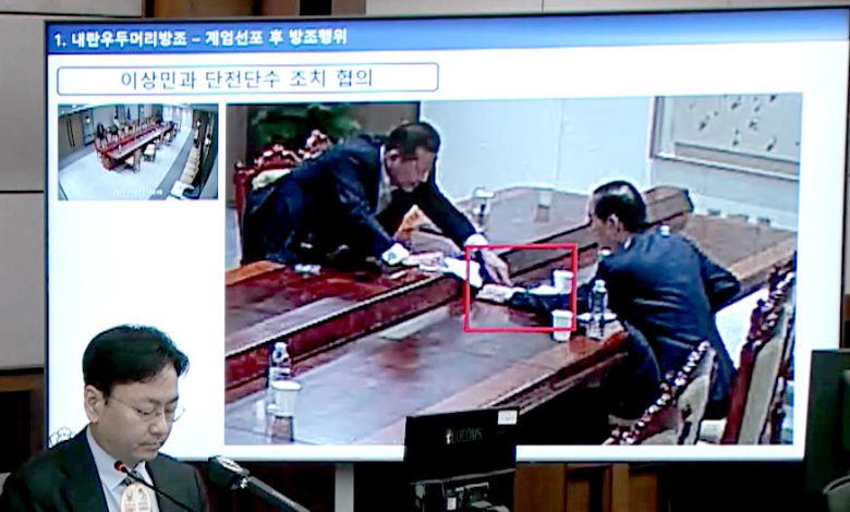 그날밤 대통령실, 문건 주고받고 13일 서울중앙지법 형사합의33부(부장판사 이진관) 심리로 열린 한덕수 전 국무총리 2차 공판에서 특검이 제시한 12·3 비상계엄 당일 대통령실 폐쇄회로(CC)TV 영상 화면에 한 전 총리(오른쪽)와 이상민 전 행정안전부 장관이 계엄 관련 문건을 주고받고 있는 모습이 재생되고 있다. 법원 공판 중계 화면 캡처