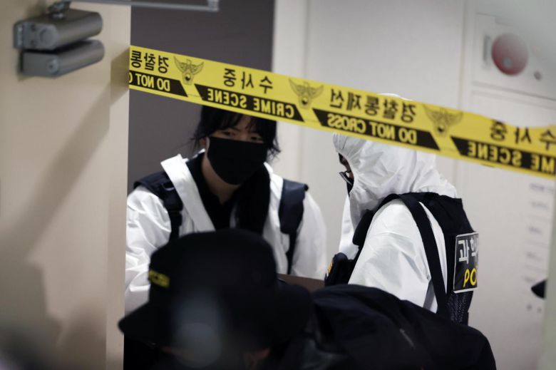 13일 오전 경기 의정부시 민락동 한 아파트 엘리베이터에서 30대 남성 A 씨가 일가족에게 흉기를 휘둘렀다. 공격당한 부부는 인근 병원으로 옮겨졌고, 부부의 초등학생 딸도 찰과상을 입었다. 사진은 이날 사건현장에서 조사하는 경찰과학수사 대원들. 2025.10.13/뉴스1