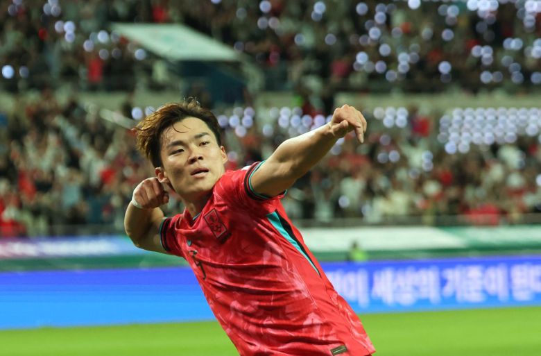 14일 파라과이와의 평가전에서 한국의 두 번째 골을 넣은 뒤 세리머니를 하고 있는 오현규. 뉴스1