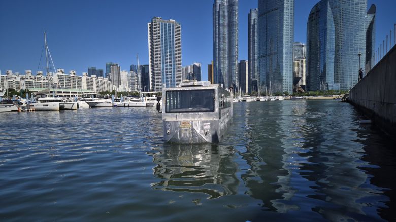 부산 수영만요트경기장 앞바다에서 시험 운행 중인 수륙양용버스. 부산시 제공