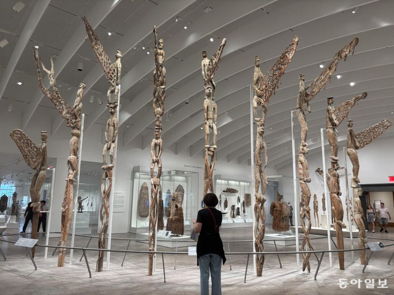 갤러리 맞춤 세심한 큐레이팅 미국 뉴욕 메트로폴리탄미술관의 오세아니아 소장품 상설전. 뉴욕=김민 기자 kimmin@donga.com