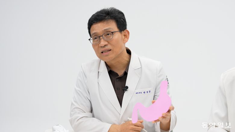 비만 수술 전문가인 한상문 서울의료원 외과 과장이 위 모형을 손에 들고 비만대사수술 방법을 설명하고 있다. 한 과장은 “만성질환 환자는 비만 수술로 당뇨병, 고혈압, 고지혈증도 함께 치료할 수 있다”고 말했다. 이진한 의학전문기자·의사 likeday@donga.com