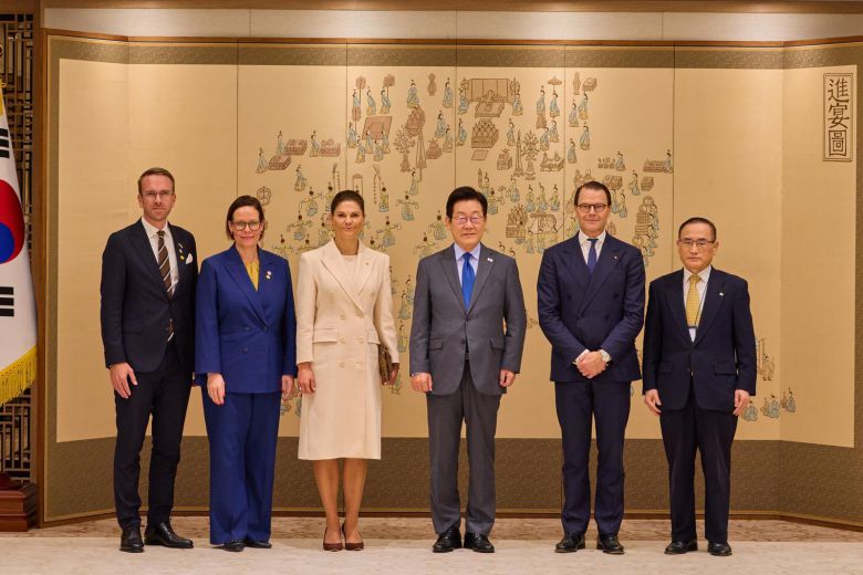 이재명 대통령이 15일 서울 용산 대통령실 청사에서 빅토리아 스웨덴 왕세녀, 배우자 다니엘 왕자 등과 함께 기념촬영을 하고 있다. 2025.10.15 대통령실 제공