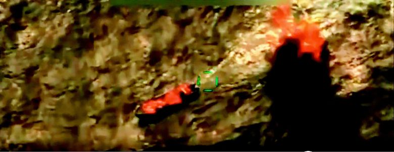 도널드 트럼프 미국 대통령이 15일 공개한 영상에서 마약 운반선으로 추정되는 선박이 베네수엘라 연안에서 미군의 공습을 받아 불타고 있다. 사진 출처 트루스소셜