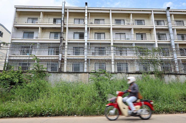 철조망 둘러쳐진 캄보디아 범죄단지 15일(현지 시간) 캄보디아 프놈펜의 한 ‘웬치’(범죄단지) 주변에 높은 담장과 철조망이 둘러쳐져 있다. 이 웬치는 한국인을 감금해 강제 노동을 시키던 곳으로, 현재는 현지 당국의 단속으로 빈 상태다. 정부는 이날 김진아 외교부 2차관을 단장으로 한 합동대응팀을 프놈펜으로 파견했다. 프놈펜=뉴스1