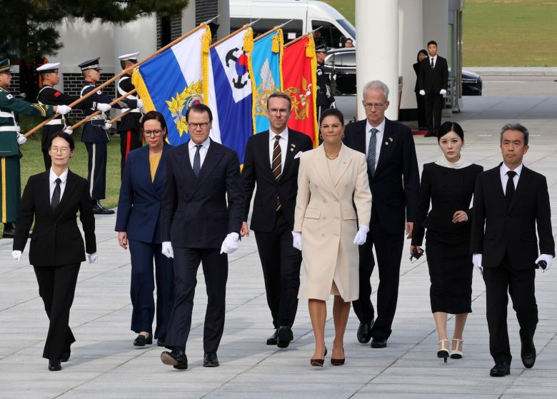 방한한 빅토리아 스웨덴 왕세녀 내외가 15일 오후 서울 동작구 국립서울현충원 현충탑 참배를 위해 이동하고 있다. 2025.10.15 뉴시스