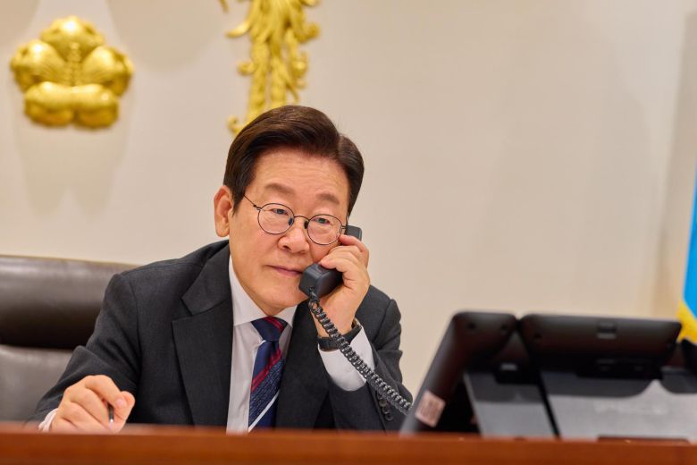 서울 용산 대통령실 집무실에서 통화 중인 이재명 대통령. 뉴스1