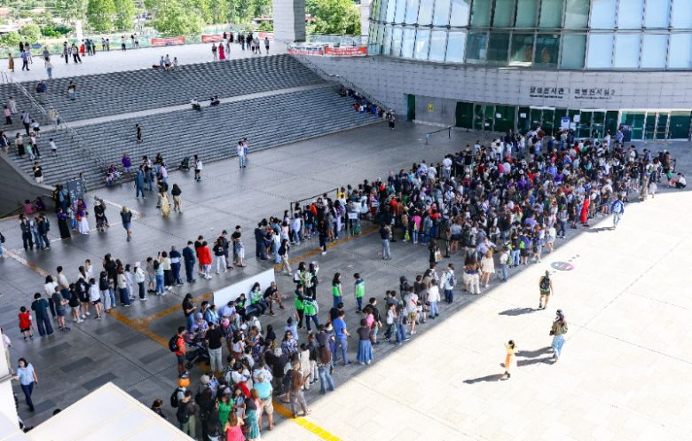 21일 오전 서울 용산구 국립중앙박물관에서 관람객들이 입장을 위해 줄을 서 있다. 지난 8월까지 국립중앙박물관을 찾은 관람객은 총 432만8979명으로 지난해 같은 기간(243만9237명)보다 77.5% 증가해 개관 이후 처음으로 연간 관람객 500만명을 넘길 전망이다. 2025.09.21 뉴시스