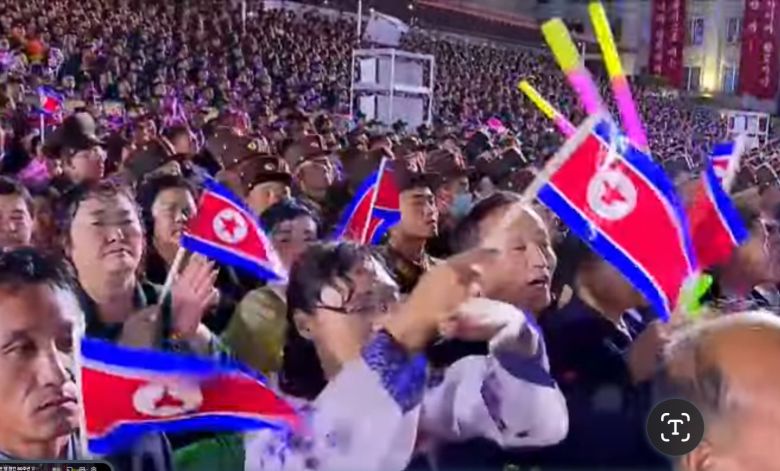 이 글을 쓰기 위해 필자는 MBC 유튜브 채널을 통해 북한이 편집한 하일라이트 영상을 보았습니다. 캡쳐된 화면처럼, 비를 맞으며 환호하는 북한 주민들의 모습이 여기저기서 보였습니다.