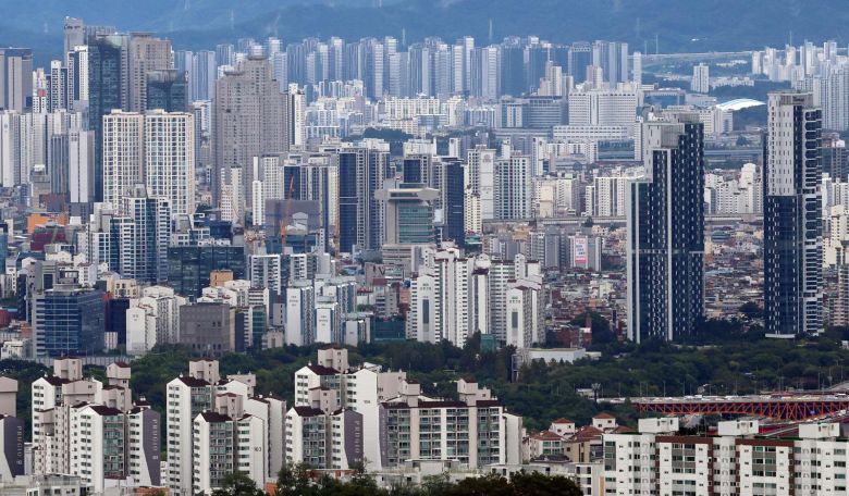 서울 남산에서 바라본 아파트 단지 모습. 뉴스1