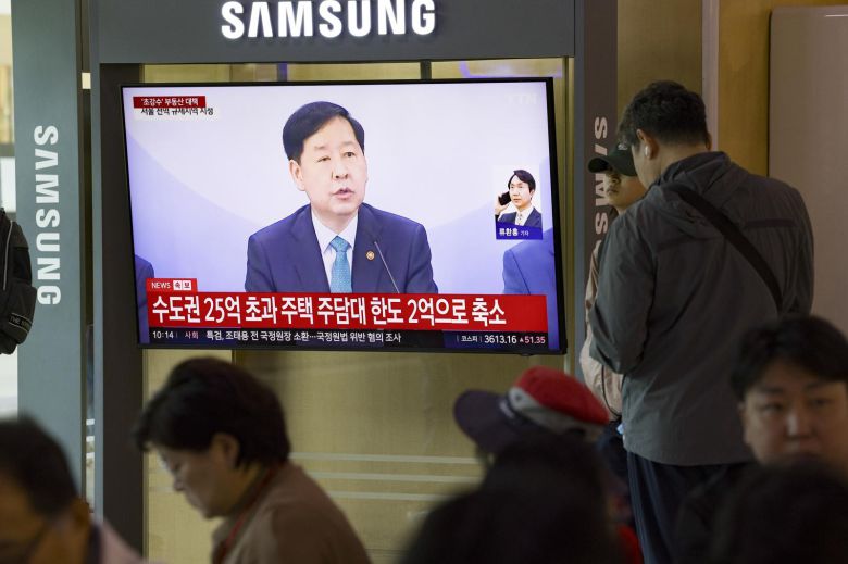 정부가 10·15 부동산 대책을 발표한 15일 오전 서울역 대합실 텔레비전에 관련 뉴스가 나오고 있다. 뉴시스