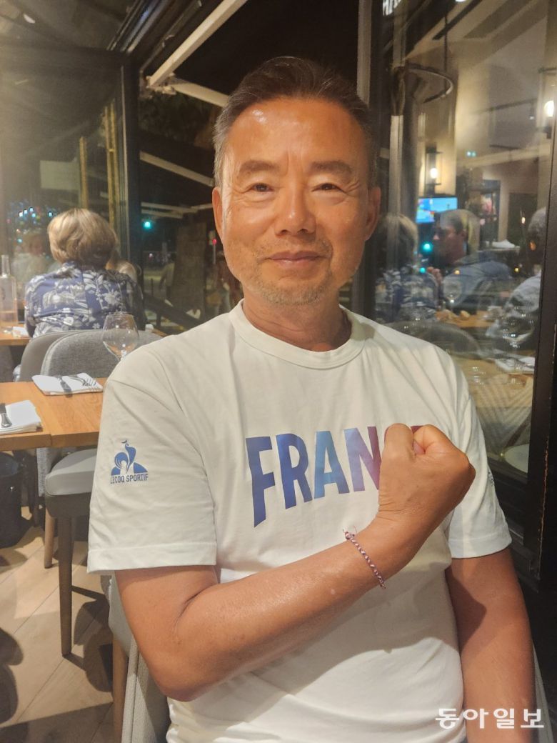 오선택 프랑스 양궁 대표팀 감독이 주먹을 불끈 쥐어 보이고 있다. 이헌재 기자