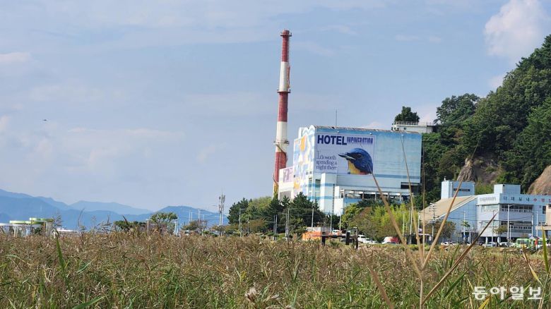 13일 오후 부산 사하구 다대소각장에 조형섭 작가의 작품 ‘HOTEL INCINERATION(호텔 소각)’이 설치돼 있다. 김화영 기자 run@donga.com