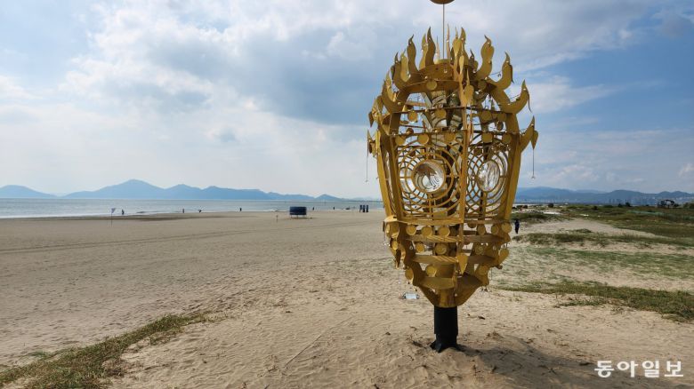 13일 오후 부산 사하구 다대포해수욕장 둔덕에 김상돈 작가의 ‘알 그리고 등대’가 전시되고 있다. 김화영 기자 run@donga.com