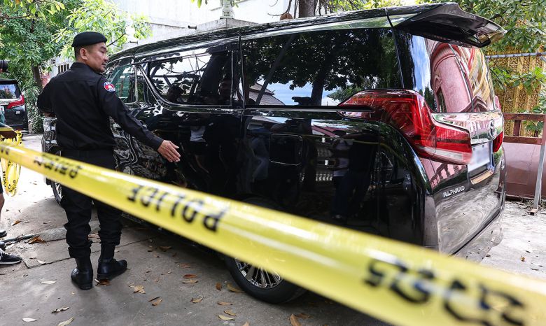 국립과학수사연구원 부검의, 담당 수사관 등이 탑승한 차량이 20일(현지시간) 캄보디아 프놈펜 턱틀라사원에서 지난 8월 보코산 지역의 온라인스캠범죄단지에 감금돼 고문 끝에 숨진 대학생 박모씨의 시신을 부검하기 위해 안치실로 들어서고 있다. 2025.10.20 뉴스1
