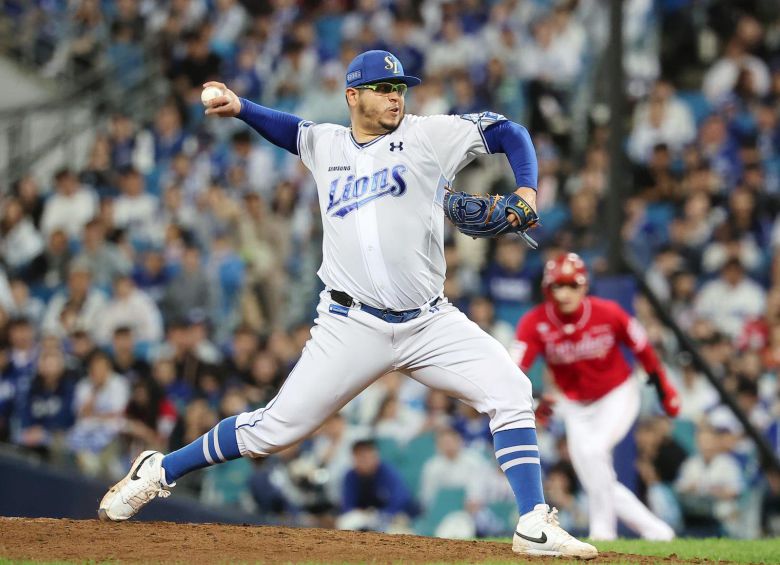 삼성 후라도는 14일 안방 대구에서 열린 SSG와의 준플레이오프 4차전에서 7이닝 무실점으로 가을야구 들어 첫 무실점 투구를 해 8회 역전승의 발판을 놨다. 대규=뉴스1