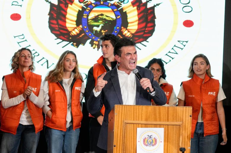 볼리비아 기독민주당(PDC) 로드리고 파스 후보(58)가 19일 대선 결선 투표 도중 앞서는 것으로 나오자 라파즈에서 지지자들에게 승리를 다짐하며 연설하고 있다. 2025.10.20. AP뉴시스