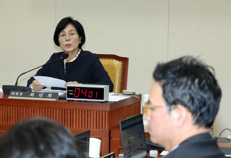 최민희 국회 과방위원장이 20일 서울 여의도 국회에서 열린 과학기술정보방송통신위원회의 방송미디어통신위원회 관련(YTN,TBS,연합뉴스TV) 국정감사에서 박정훈 국민의힘 의원 발언에 관해 신상발언을 하고 있다. 2025.10.20. 뉴시스