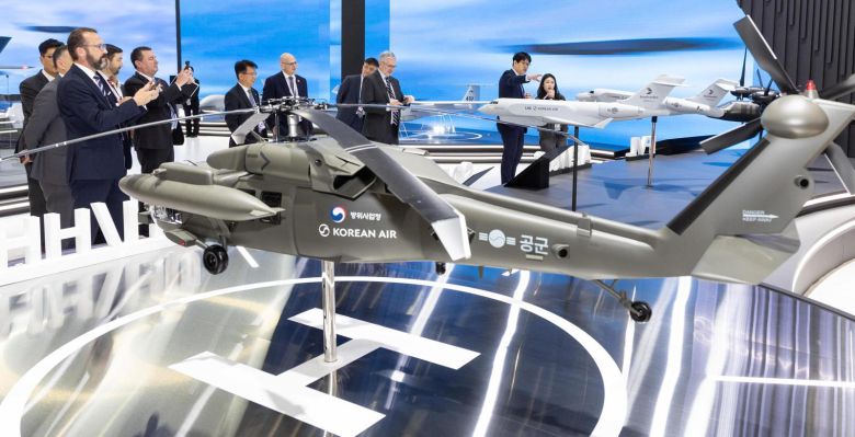 2025 서울 국제 항공우주 및 방위산업 전시회(ADEX)에 마련된 기아(위쪽 사진)와 대한항공 홍보관. 기아는 이번 전시회에 픽업트럭 ‘타스만’을 기본으로 한 군용 지휘 차량 등을 선보였다. 대한항공은 인공지능(AI) 기반 레이더가 탑재되는 공중조기경보통제기(AEW&C) 등을 전시했다. 기아·대한항공 제공