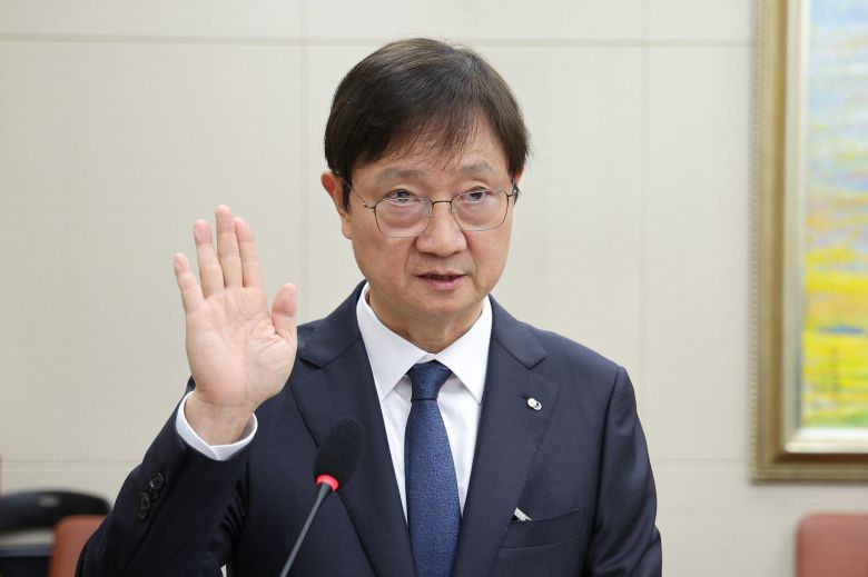 이찬진 금융감독원장이 21일 서울 여의도 국회 정무위원회에서 열린 금융감독원 등에 대한 국정감사에서 증인 선서를 하고 있다. 뉴스1