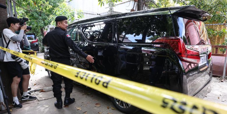 ‘피살 대학생’ 부검… 화장후 오늘 국내 송환 20일(현지 시간) 캄보디아 프놈펜 턱틀라 사원에서 국립과학수사연구원 부검의 등을 태운 차량이 고문 끝에 숨진 것으로 알려진 대학생 박모 씨(22)의 시신 부검을 위해 안치실로 들어서고 있다. 당국은 이날 박 씨의 시신을 화장했고 그 유해를 21일 국내로 송환한다. 프놈펜=뉴스1