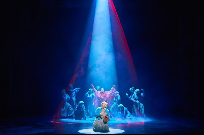 미세스 다웃파이어로 변장한 다니엘은 상황이 점점 꼬이며 진실을 말해야 할 순간이 다가오자 고뇌한다.  샘컴퍼니 스튜디오선데이 제공