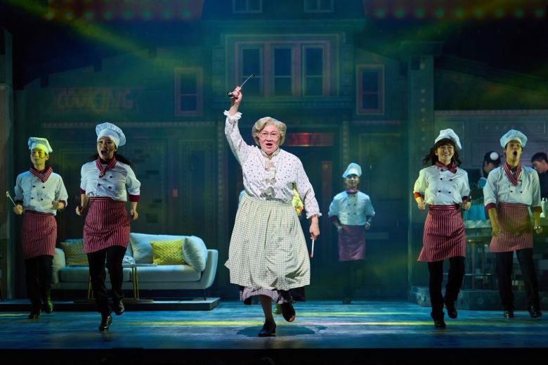 뮤지컬 ‘미세스 다웃파이어’에서 이혼 당한 다니엘은 유모 미세스 다웃파이어로 변장해 세 자녀를 돌본다. 샘컴퍼니 스튜디오선데이 제공