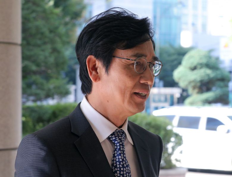 유시민 전 노무현재단 이사장이 2023년 10월 23일 오후 서울 마포구 서울서부지방법원에서 한동훈 법무부 장관에 대한 명예훼손 혐의 항소심 공판기일에 출석하고 있다. 뉴시스