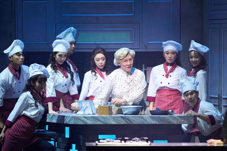 미세스 다웃파이어로 변장한 다니엘이 요리법을 익히고 있다.  샘컴퍼니 스튜디오선데이 제공