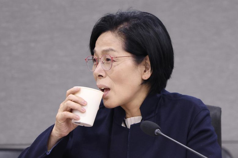 최민희 국회 과학기술정보방송통신위원장이 22일 오후 서울 여의도 국회 의원회관에서 열린 AI의 등장과 미디어 생태계의 변화 토론회에서 물을 마시고 있다. 2025.10.22. 뉴시스