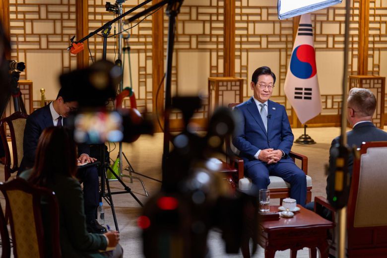 이재명 대통령이 22일 서울 용산 대통령실 청사에서 APEC 정상회의를 앞두고 미국 CNN과 인터뷰를 하고 있다. 대통령실 제공