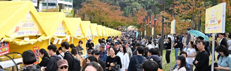 휴일인 26일 김천 사명대사공원과 직지문화공원 등에서 열린 김천김밥축제를 찾은 방문객들이 김밥을 사기 위해 장사진을 이루고 있다. 김천시 제공