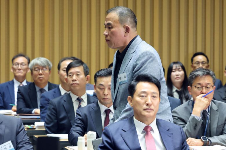 정치 브로커‘ 명태균씨가 23일 오후 서울 중구 서울시청에서 열린 국회 행정안전위원회 서울시청 국정감사에서 권칠승 더불어민주당 의원 질의에 답변하기 위해 발언대로 향하고 있다. 2025.10.23/뉴스1