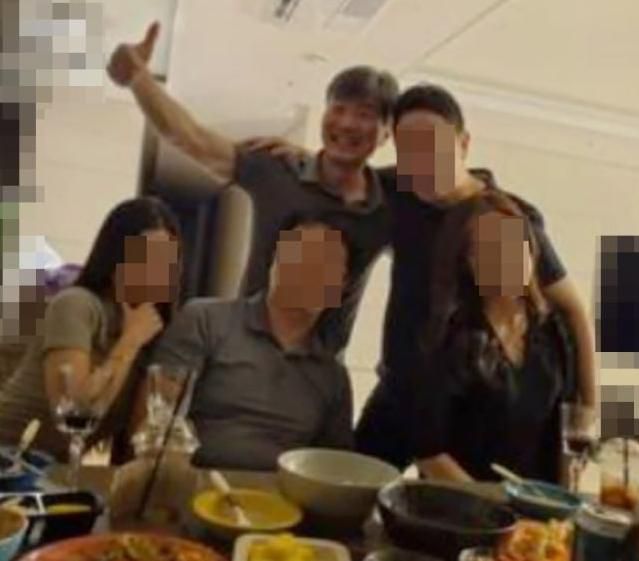 김건희 여사가 연루된 도이치모터스 주가조작 의혹의 핵심 인물인 이종호 전 블랙펄인베스트 대표(윗줄 왼쪽)가 2021년 7월경 서울 소재 지인의 자택에서 한문혁 부장검사(아랫줄 가운데) 등과 술자리 중 기념 촬영을 하고 있다. 당시 한 부장검사는 서울중앙지검 소속으로 도이치모터스 의혹을 수사하고 있었다. 독자 제공