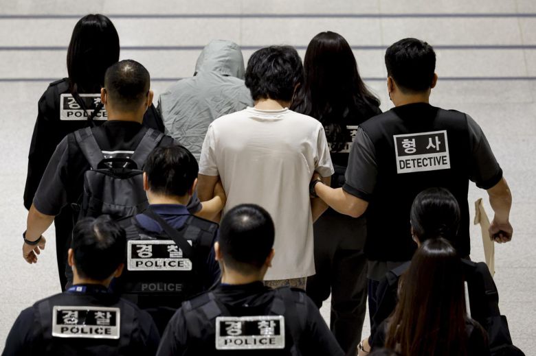 캄보디아 당국의 범죄단지 단속으로 적발돼 구금됐던 한국인들이 지난 18일 오전 인천국제공항 2터미널을 통해 송환되고 있다.  2025.10.18. 공동취재