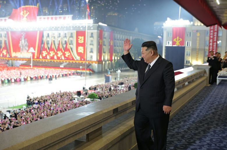 북한 노동당 기관지 노동신문은 11일 당 창건 80주년 경축 열병식이 전날 김일성광장에서 성대히 거행됐다고 보도했다. 새 대륙간탄도미사일(ICBM) ‘화성-20형’이 이날 처음 공개됐다. 평양 노동신문=뉴스1