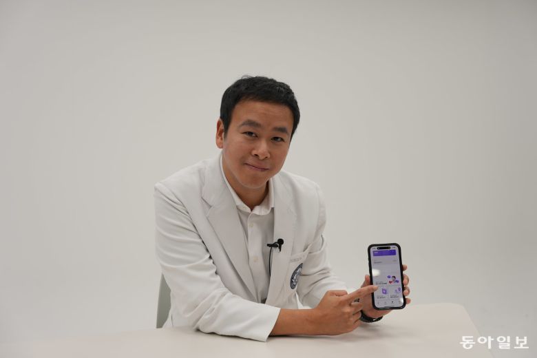 이성민 잇피 대표가 인공지능 기반 디지털 재활 솔루션 ‘링닥(RingDoc)’을 시연하고 있다. 이진한 의학전문기자·의사 likeday@donga.com