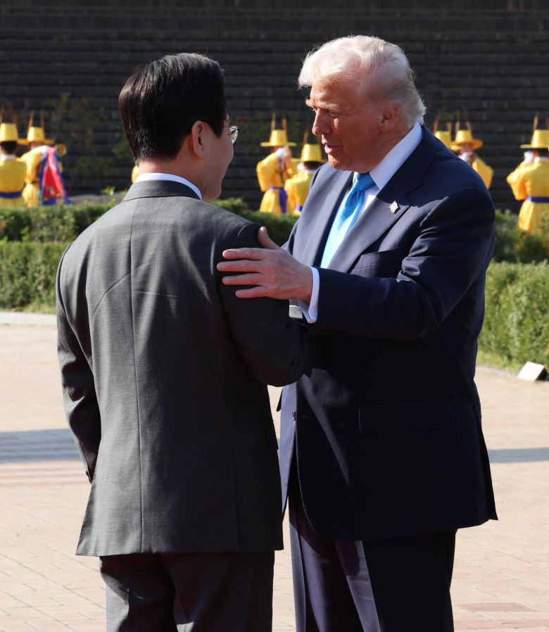 이재명 대통령이 29일 한미 정상회담을 위해 경북 경주국립박물관에 도착하는 미 트럼프 대통령을 맞이하고 있다. 2025.10.29. 대통령실사진기자단