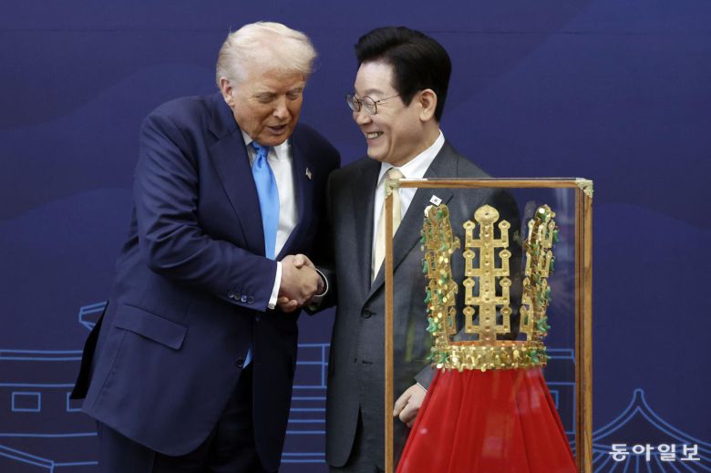 이재명 대통령과 도널드 트럼프 미국 대통령이 29일 경북 경주박물관에서 열린 한미 공식 환영식에서 악수를 하고 있다. 경주=송은석 기자 silverstone@donga.com