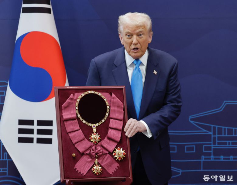도널드 트럼프 미국 대통령이 29일 경북 경주박물관에서 이재명 대통령에게 무궁화 대훈장을 수여받고 소감을 말하고 있다. 경주=송은석 기자 silverstone@donga.com