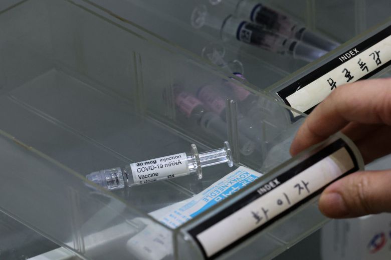 29일 서울 시내 한 이비인후과 의원에 코로나19 백신이 1개만 남아있다.   노인 등을 대상으로 한 코로나19·독감(인플루엔자) 백신 동시 접종이 시작된 지 2주도 채 지나지 않아 서울 등 일부 의료지역에서 코로나19 백신 부족 현상이 나타나고 있다. 여기에 최근 독감 유행주의보가 발령되면서 ‘트윈데믹(코로나19와 독감의 동시 유행)’ 우려가 커지고 있어 고령층을 중심으로 신속한 예방접종이 필요하다는 지적이 나온다. 2025.10.29 뉴시스