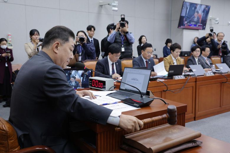 김병기 위원장이 29일 서울 여의도 국회에서 열린 국회운영위원회 전체회의에서 안건을 의결하고 있다. 2025.10.29/뉴스1