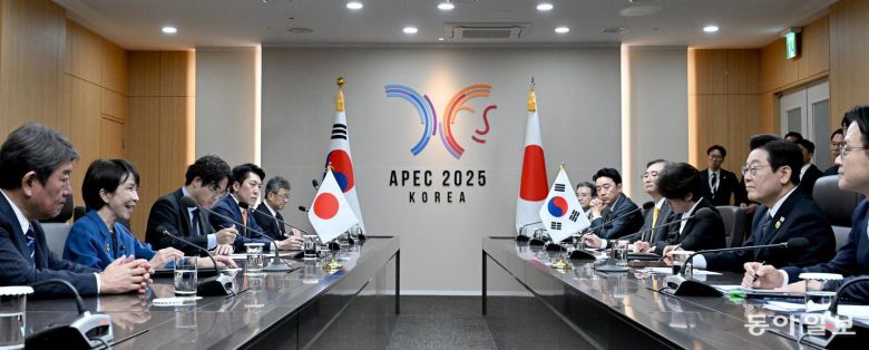 이재명 대통령이 30일 경북 경주 APEC 정상회의장에서 다카이치 사나에 일본 총리와 한-일본 양자회담을 하고 있다. 경주=송은석 기자 silverstone@donga.com
