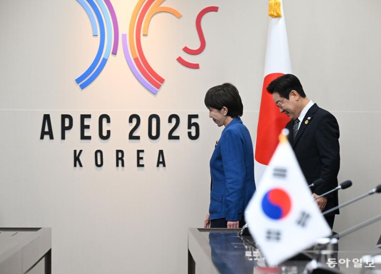 이재명 대통령이 30일 경북 경주 APEC 정상회의장에서 다카이치 사나에 일본 총리와 한-일본 양자회담에 앞서 기념사진을 찍기 위해 자리로 향하고 있다. 경주=송은석 기자 silverstone@donga.com
