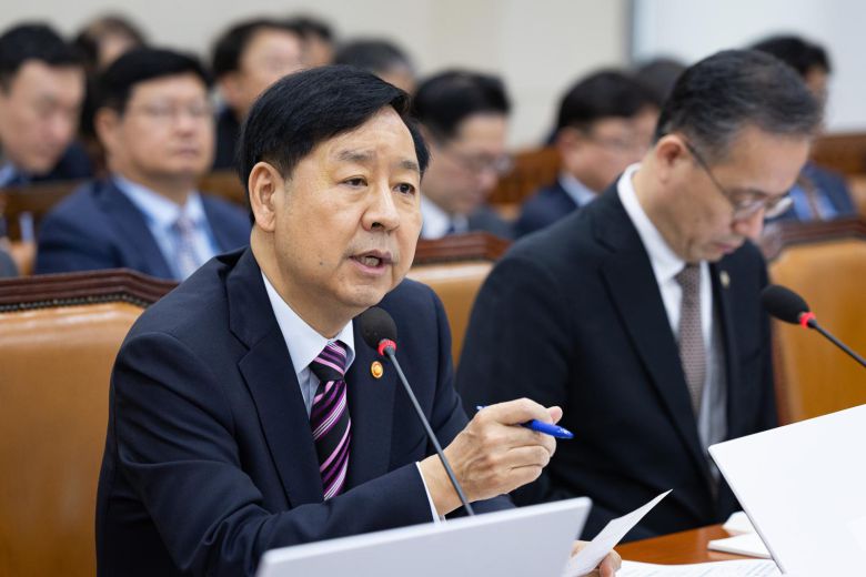 구윤철 부총리 겸 기획재정부 장관이 14일 서울 여의도 국회에서 열린 기획재정위원회의 기획재정부(조세정책)에 대한 국정감사에서 의원 질의에 답하고 있다. 2025.10.14/뉴스1